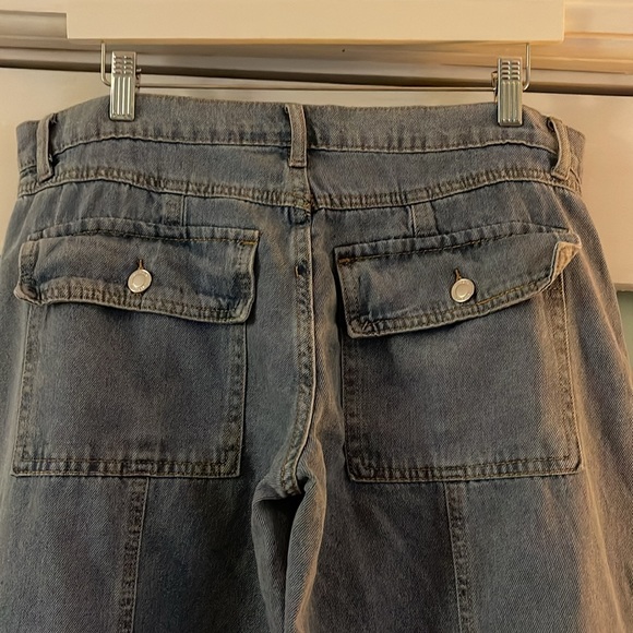 NWT-soft light wash denim wide leg cargo pant with bungee cord at ankle - Picture 7 of 12